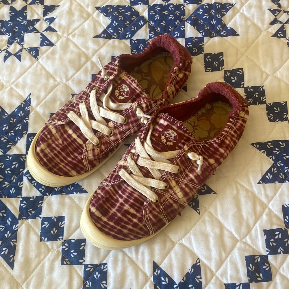 Roxy maroon shoes